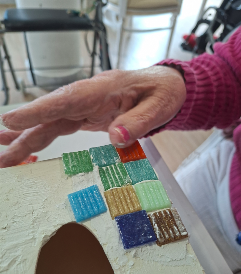Atelier mosaïque sur des plateaux et des boîtes à mouchoirs